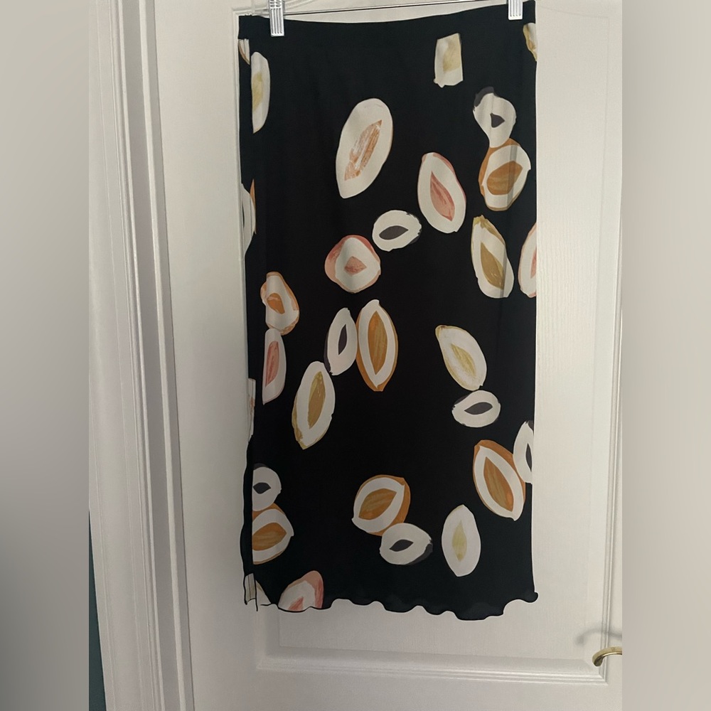 Nic n Zoe midi skirt. Black design. Narrow elastic waste  side slits
